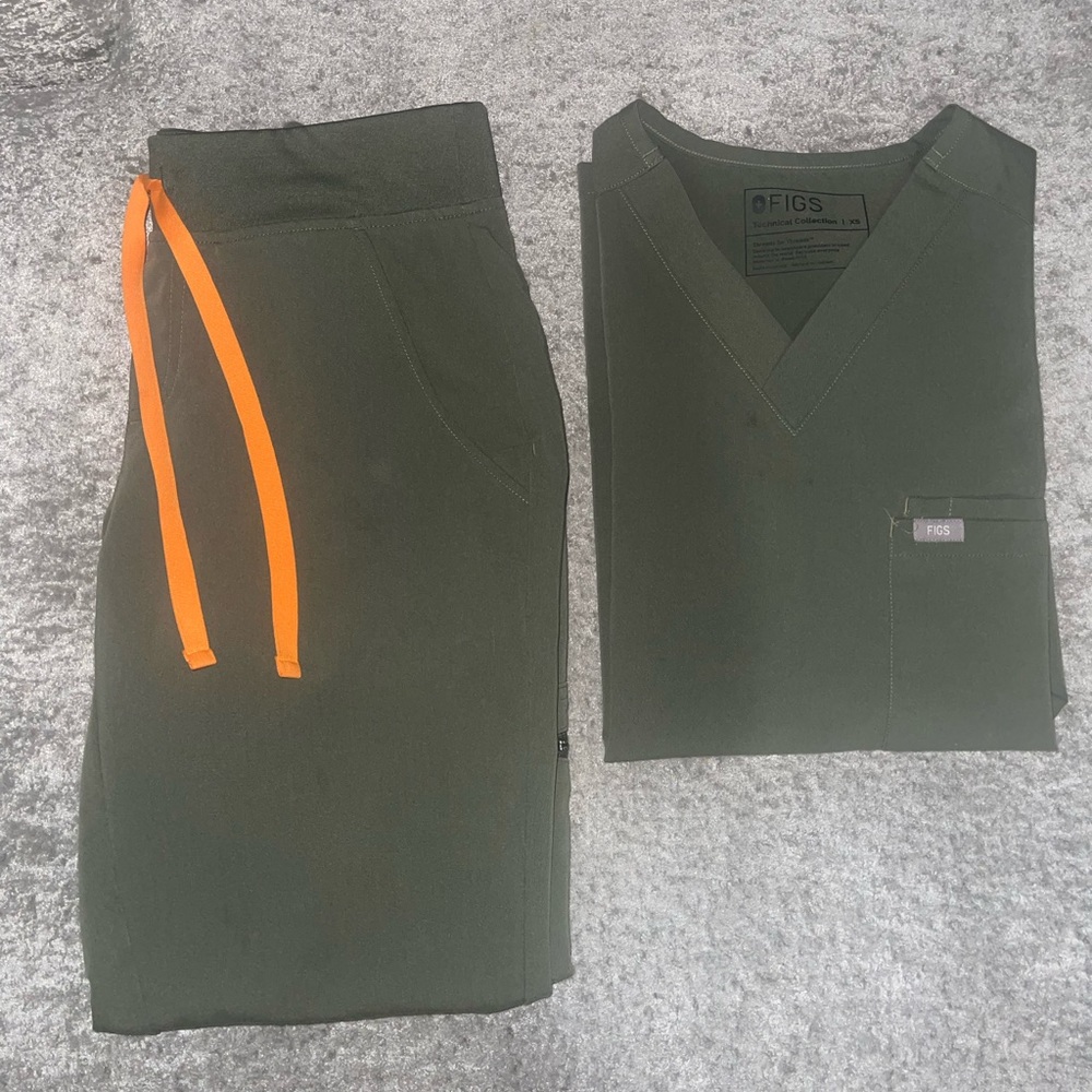 Moss Catarina™ One-Pocket Scrub Top XS
- Moss Zamora™ Jogger Scrub Pants Small